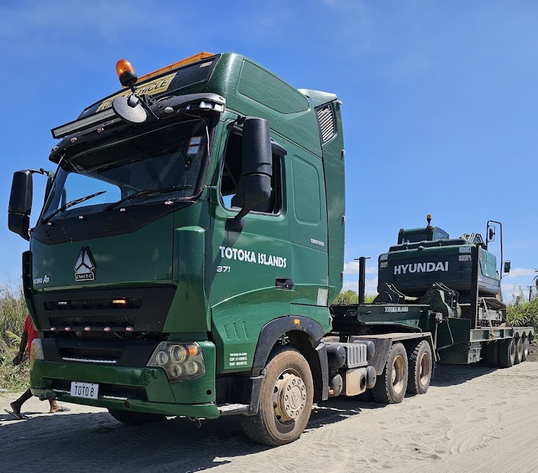 Truck with 30t Flatbed Trailer